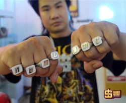 Nhẫn Chữ Cái Mặt Vuông